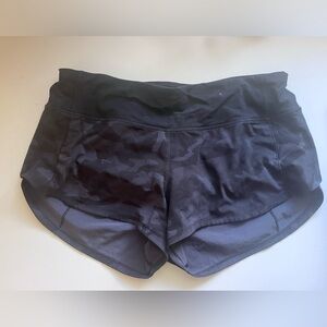 Lululemon camo speed up shorts size 4 2.5” inseam